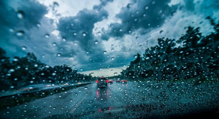 cómo conducir con lluvia