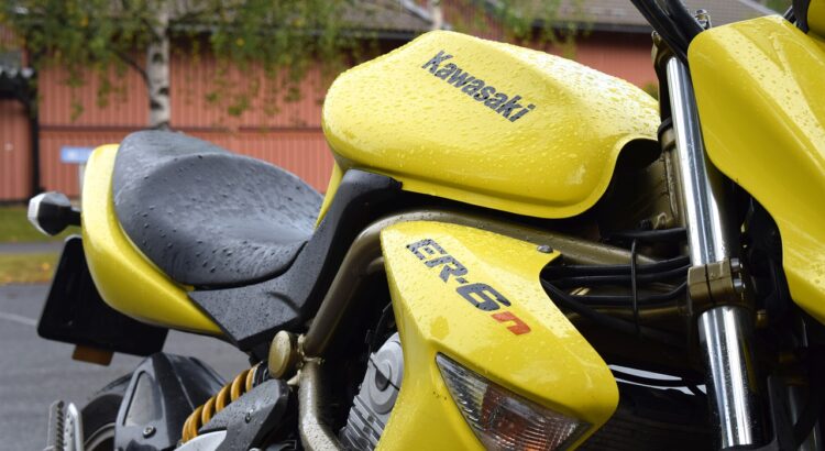 conducir la moto bajo la lluvia