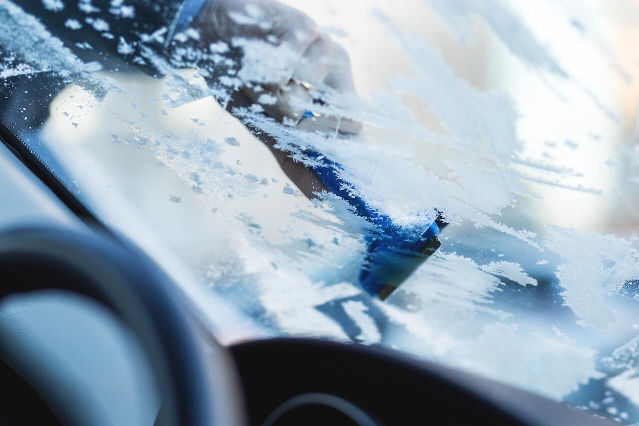 cómo quitar el hielo del cristal congelado